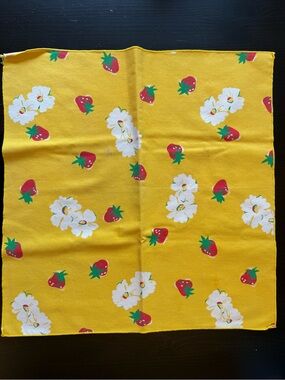 Set of 4 Yellow Strawberry & Flower napkins